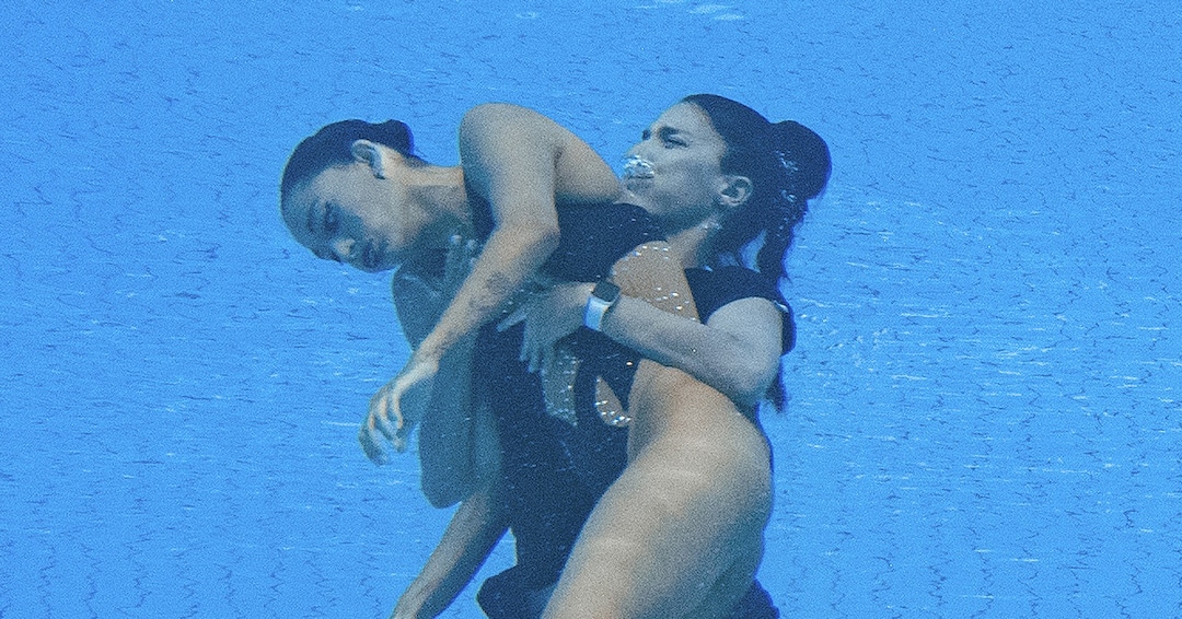 टीम यूएसए तैराक को विश्व चैंपियनशिप के दौरान पूल में बेहोशी के बाद कोच द्वारा बचाया गया – ई!  ऑनलाइन